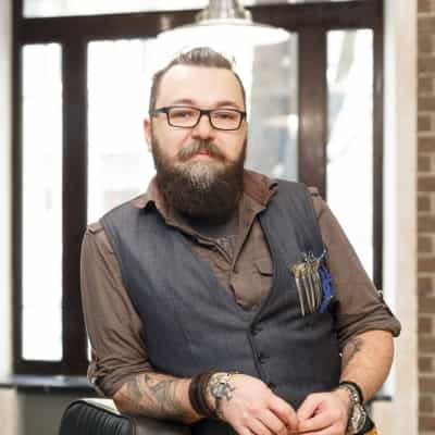 bearded-barber-posing-to-camera-at-barbershop-2023-11-27-05-04-02-utc.jpg